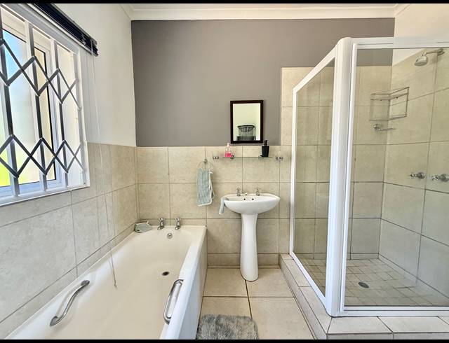 5 BEDROOM HOUSE FOR SALE IN BALLITO CENTRAL